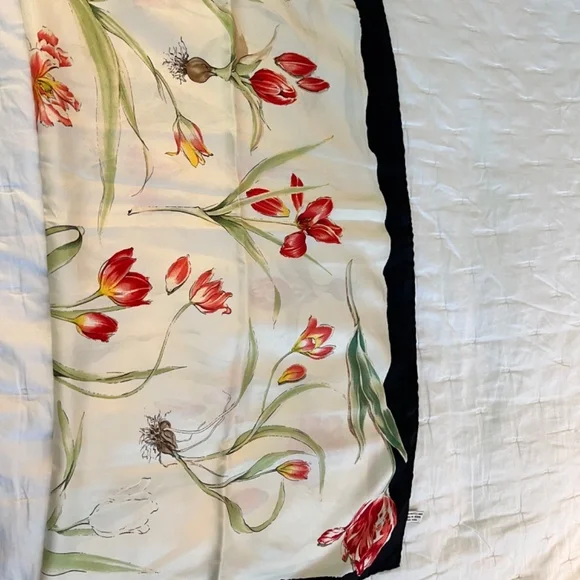 Tiffany & Co Beautiful Silk in Floral Design - Picture 6 of 9